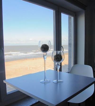 Modern Appartement Op De Zeedijk Met 2 Slaapkamers Te Oostende 외부 사진